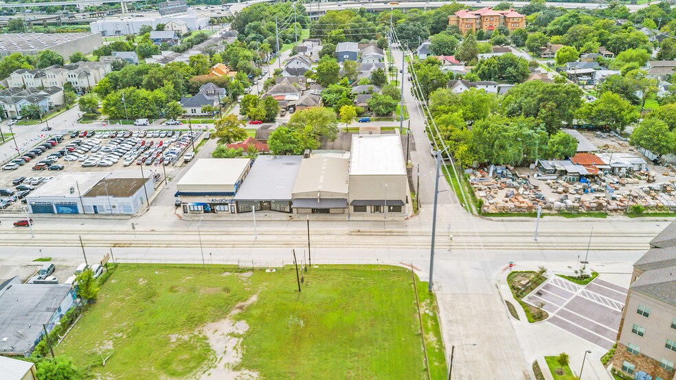 More Photos Of 1919 N Main St, Houston Storefront Retail Office For Lease
