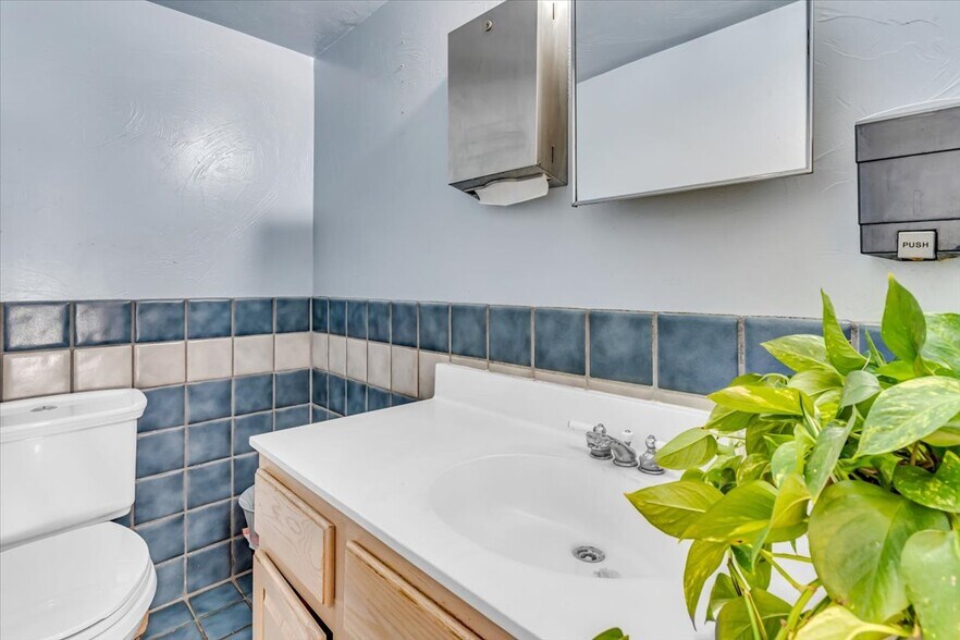 More Photos Of 1401 N Bailey Ln, Tucson Showroom For Sale