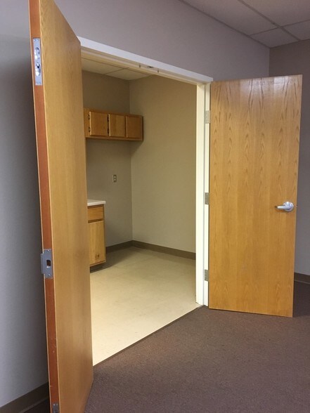 More Photos Of 1450 Candelaria Rd NE, Albuquerque Warehouse For Lease