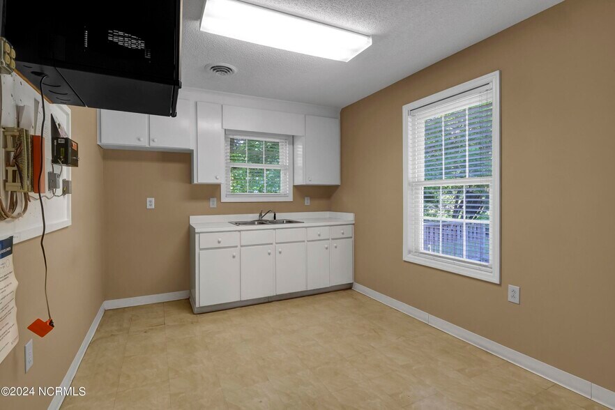 More Photos Of 333 Jefferson St, Whiteville Office For Sale