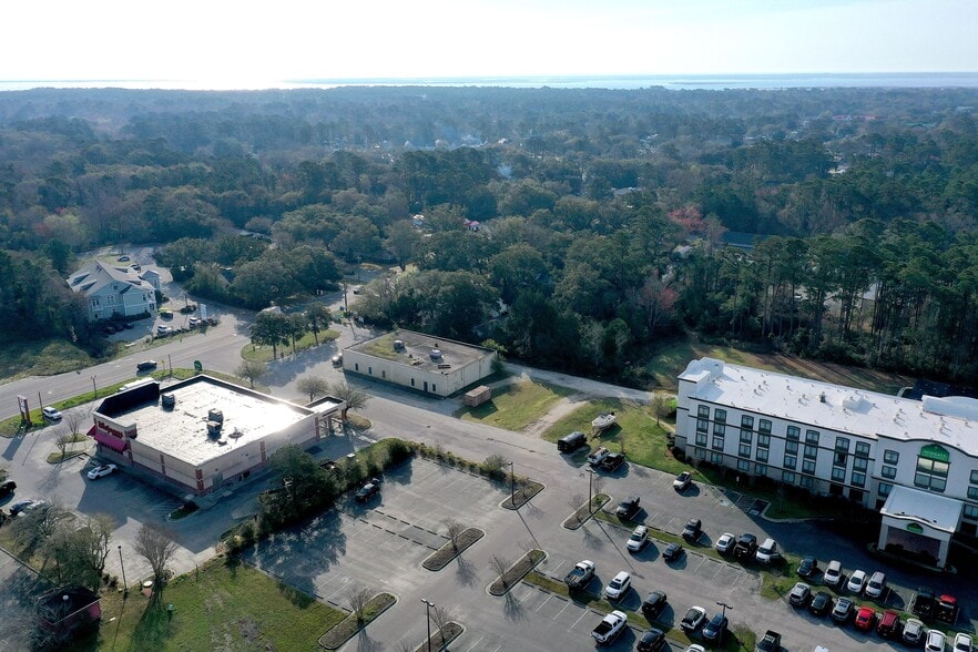 More Photos Of 1501 N Howe St, Southport Freestanding For Sale