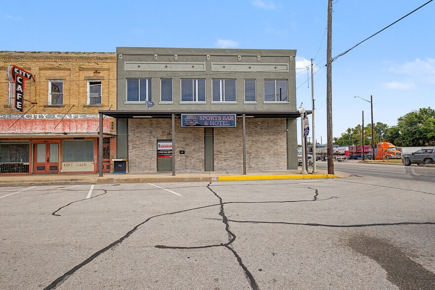 More Photos Of 102 W 4th St, Hearne Storefront For Sale