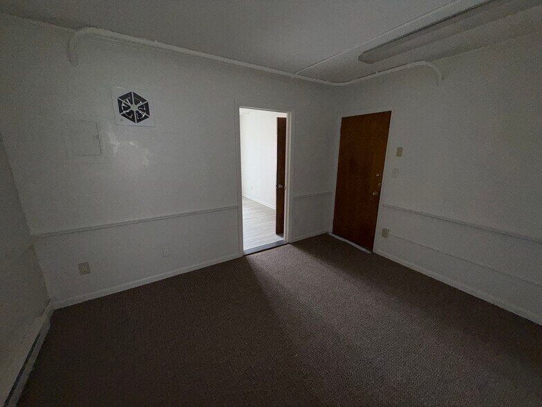 More Photos Of 1019 Farmington Ave, Bristol Office For Lease