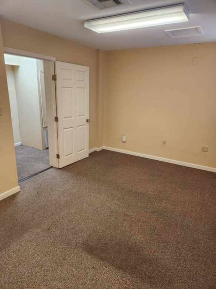 More Photos Of 502 Twin Bridges Rd, Alexandria Self Storage For Lease