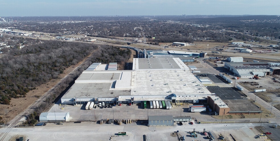 More Photos Of 4433 W 49th St, Tulsa Warehouse For Lease