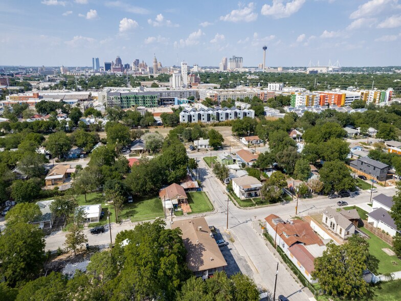 More Photos Of 226 E Fest St, San Antonio Restaurant For Sale