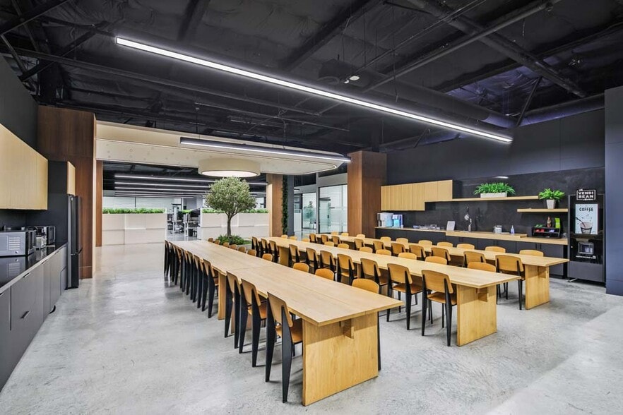 More Photos Of 2250 Maple Ave, Los Angeles Warehouse For Sale