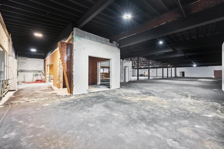 More Photos Of 969 Dixie Hwy, Rossford General Retail For Sale