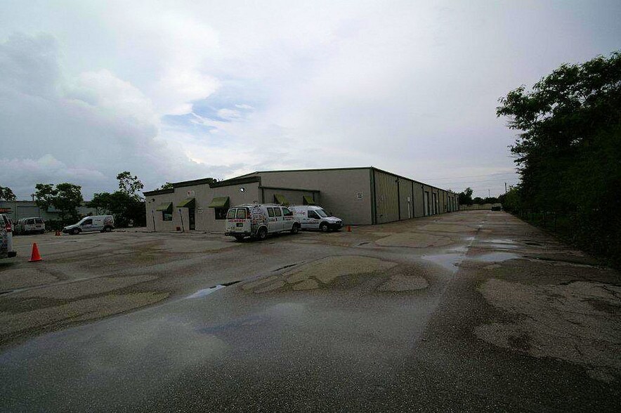 More Photos Of 830 NE 24th Ln, Cape Coral Warehouse For Sale