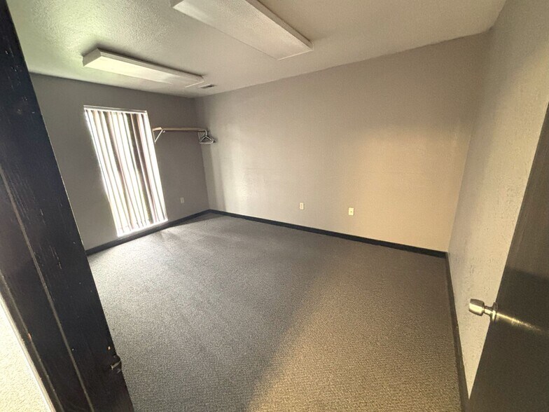 More Photos Of 1035 E 23rd St, Lawrence Warehouse For Lease