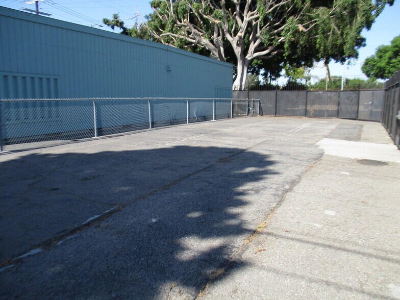 More Photos Of 9900-9904 S Central Ave, Los Angeles Schools For Lease