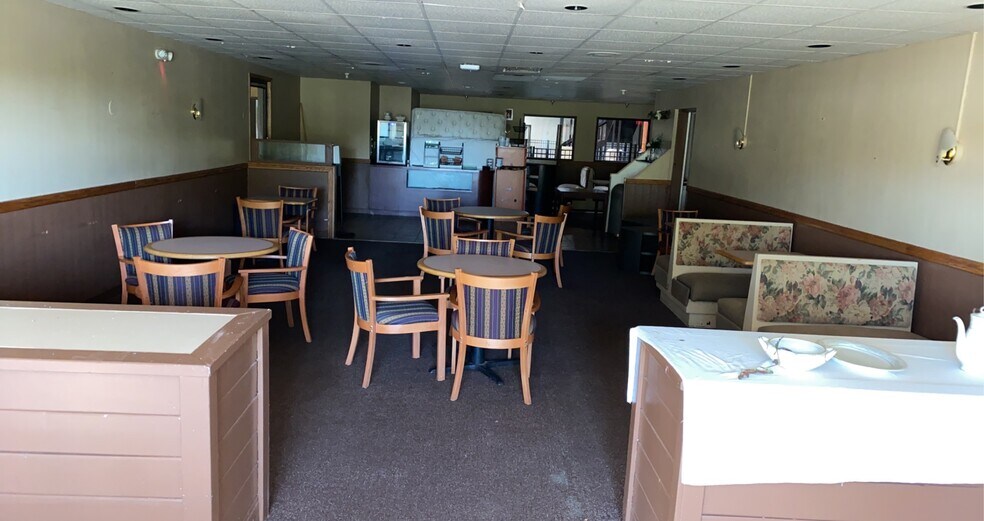 More Photos Of 11 Des Moines Ave, South Hutchinson Hotel For Sale