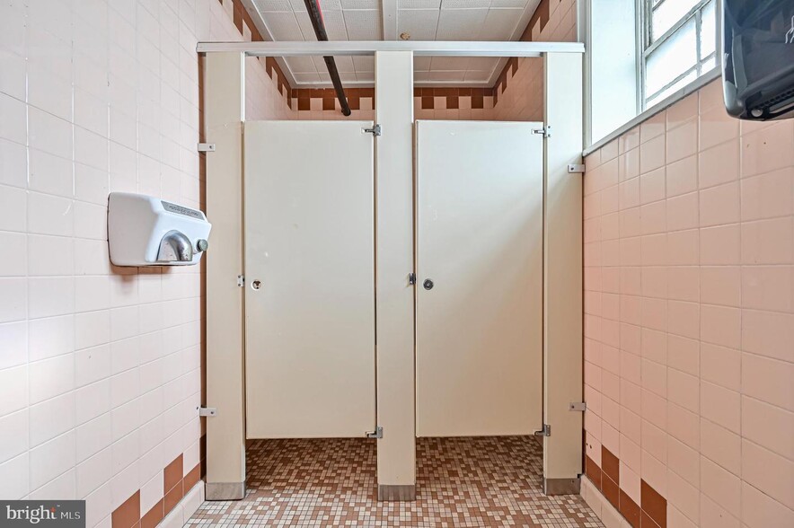 More Photos Of 13 N East Blvd, Vineland Flex For Lease