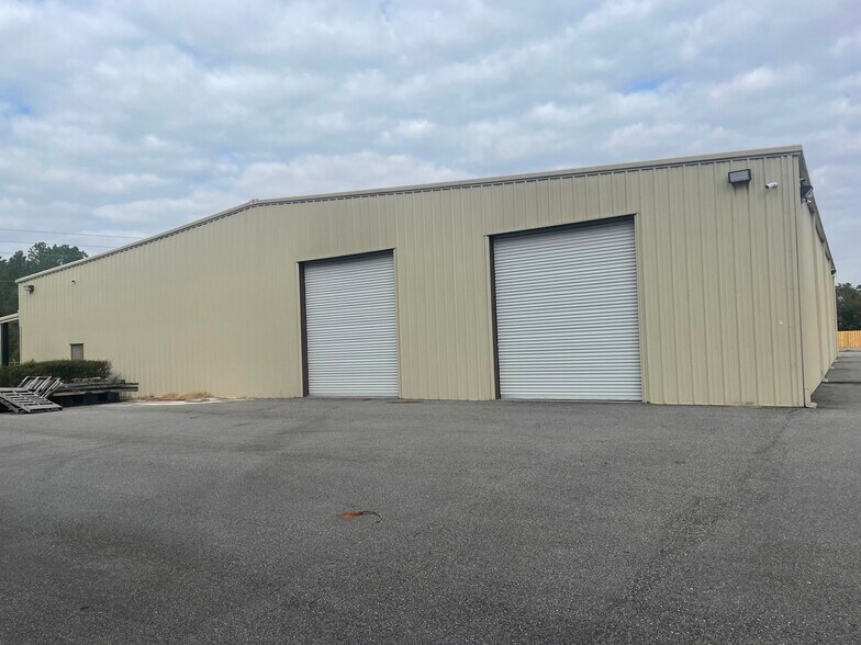 More Photos Of 14353 N Main St, Jacksonville Warehouse For Lease