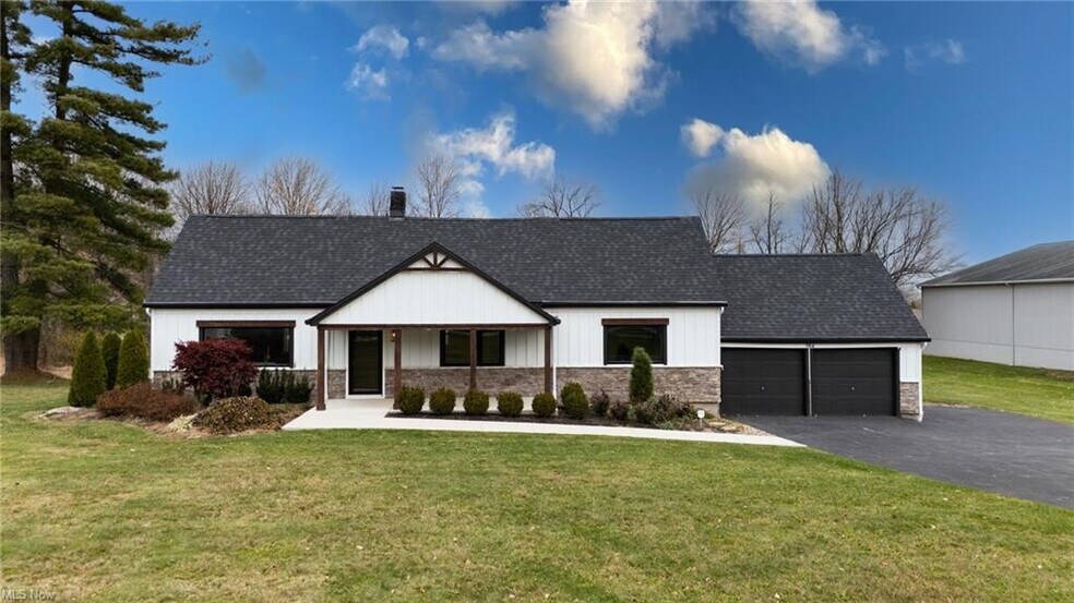 Primary Photo Of 784 McClurg Rd, Youngstown Office For Sale