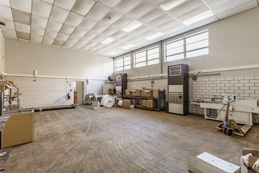 More Photos Of 1825 W 18th St, Anderson Warehouse For Sale