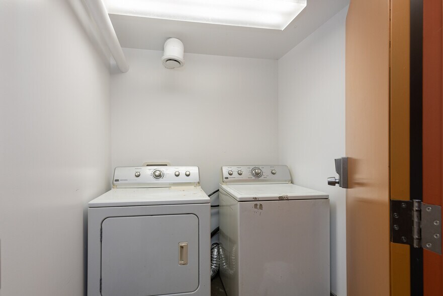 More Photos Of 2464-2466 St Bélanger, Montréal General Retail For Sale