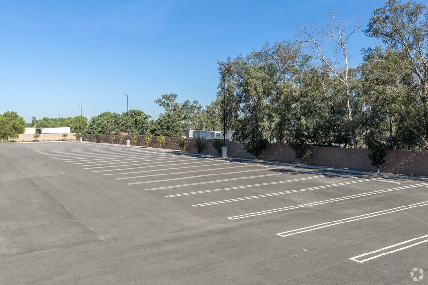 More Photos Of 2776 S Lilac Ave, Bloomington Contractor Storage Yard For Lease