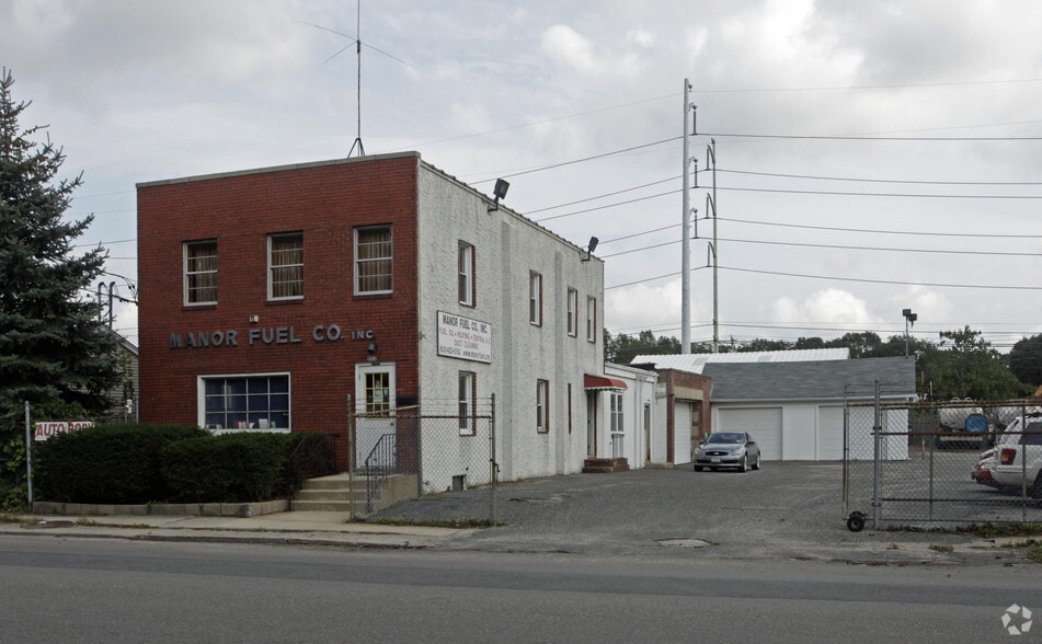 Primary Photo Of 152 Railroad St, Huntington Warehouse For Sale