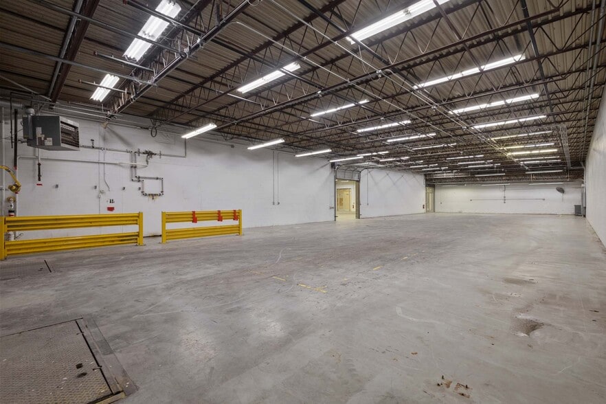 More Photos Of 7878 Gull Rd, Richland Warehouse For Lease