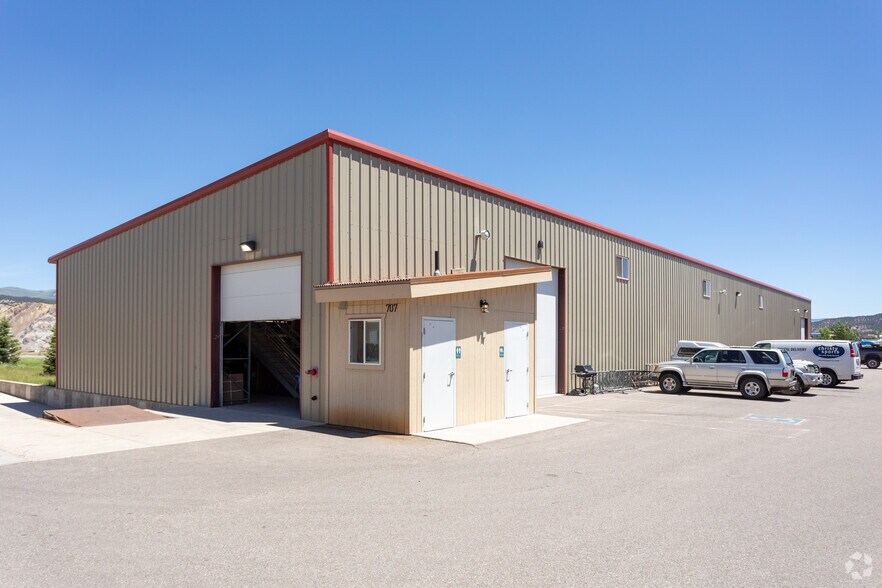 More Photos Of 707 Plane St, Gypsum Warehouse For Lease