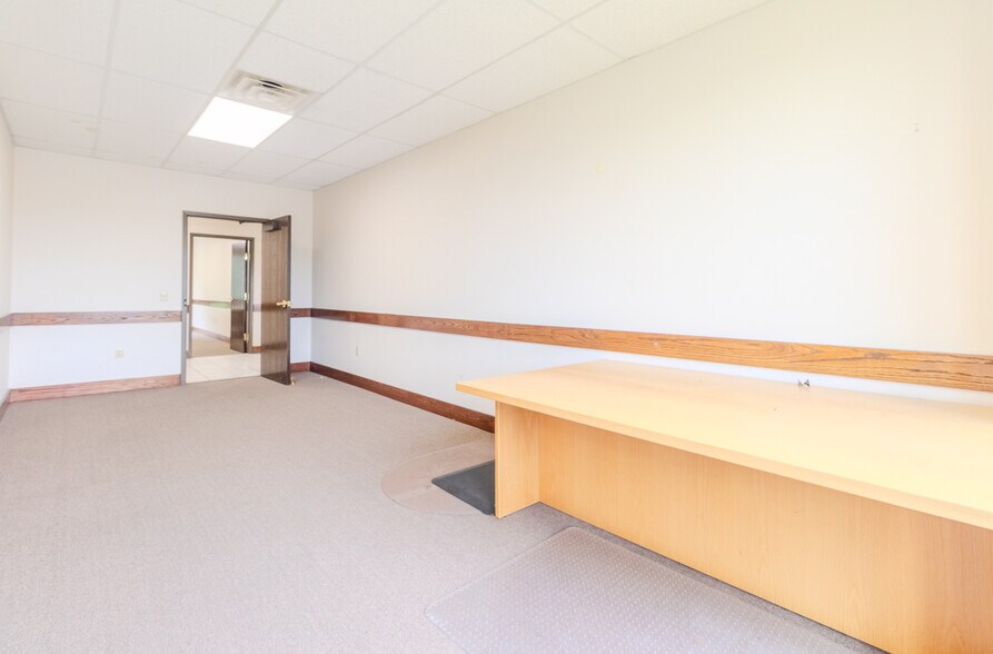 More Photos Of 5 B W Industrial, Washington Warehouse For Lease