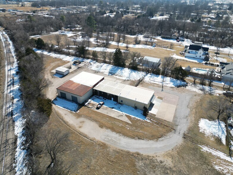 More Photos Of 400 E Jackson St, Broken Arrow Warehouse For Lease