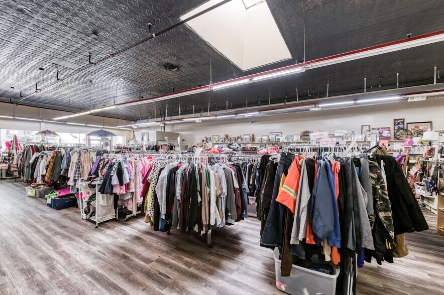 More Photos Of 137 N L St, Dinuba Storefront Retail Residential For Sale