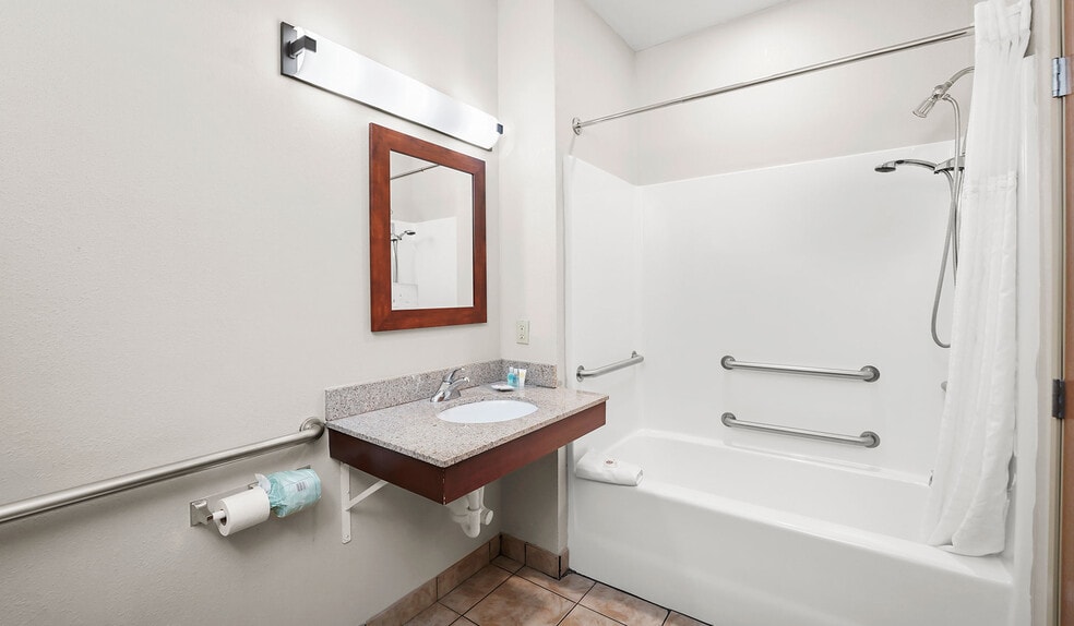 More Photos Of 725 Paradise Ln, Johnson Creek Hotel For Sale