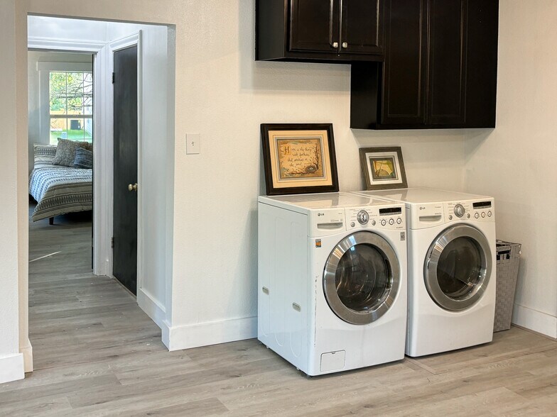 More Photos Of 400 Oak St, Bryan Office Residential For Lease