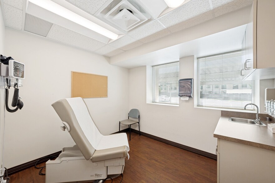 More Photos Of 7622 Louis Pasteur Dr, San Antonio Medical For Sale
