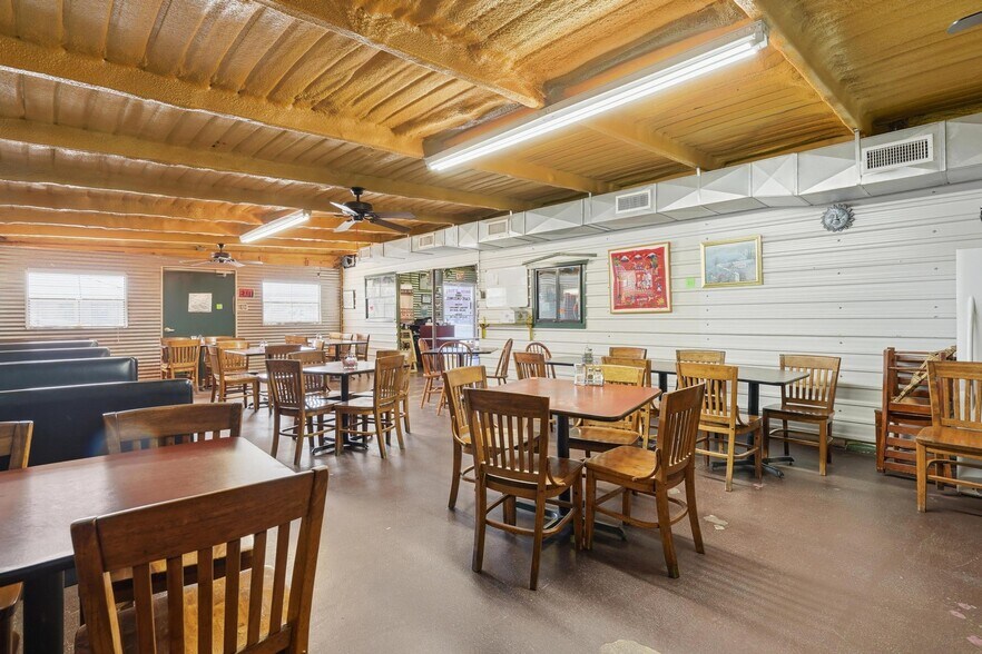 More Photos Of 542 Graham St, Tuscola General Retail For Sale