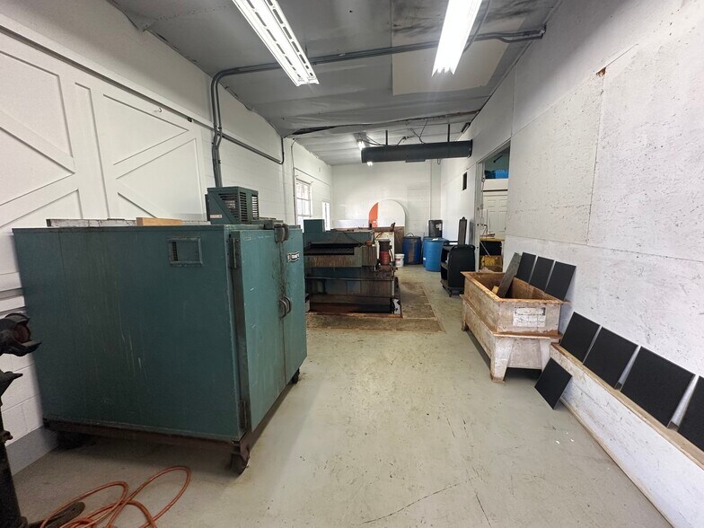 More Photos Of 400-402 W Chevy Chase Dr, Glendale Manufacturing For Lease