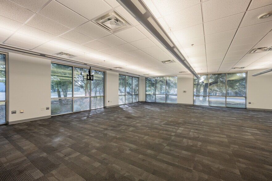 More Photos Of 5555 Northwest Pky, San Antonio Office For Lease