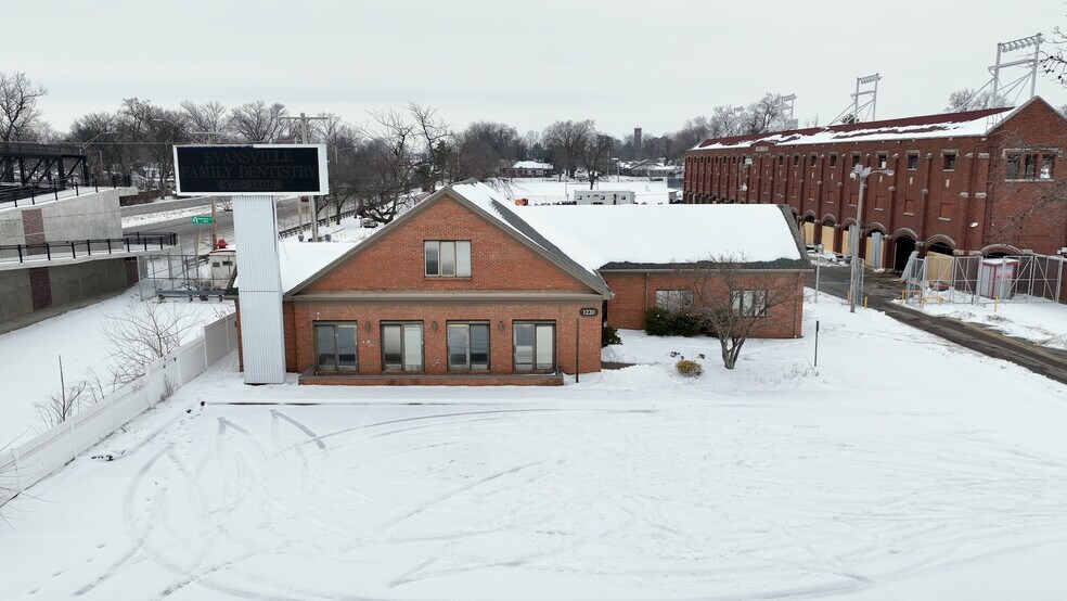 Primary Photo Of 1220 Washington Ave, Evansville Medical For Sale