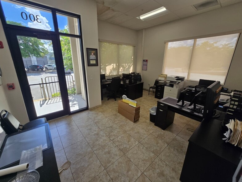 More Photos Of 10400 NW 55th St, Sunrise Manufacturing For Lease