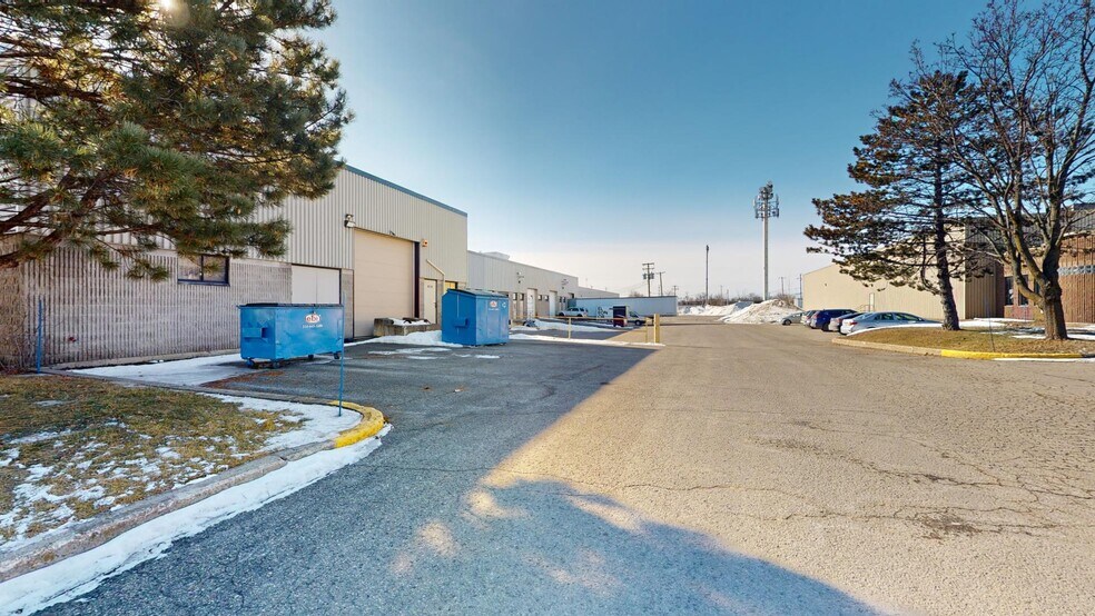More Photos Of 1875-1905 Boul Lionel-Bertrand, Boisbriand Light Manufacturing For Lease