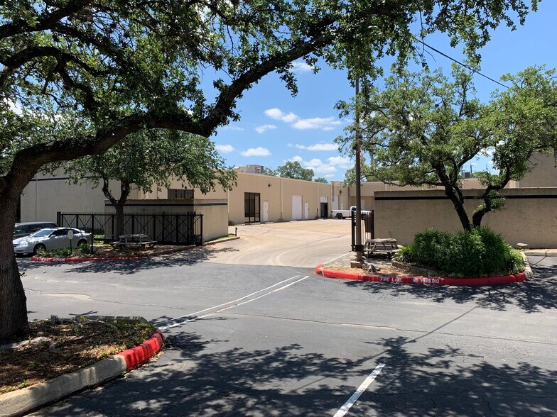 More Photos Of 459-599 Spencer Ln, San Antonio Unknown For Lease