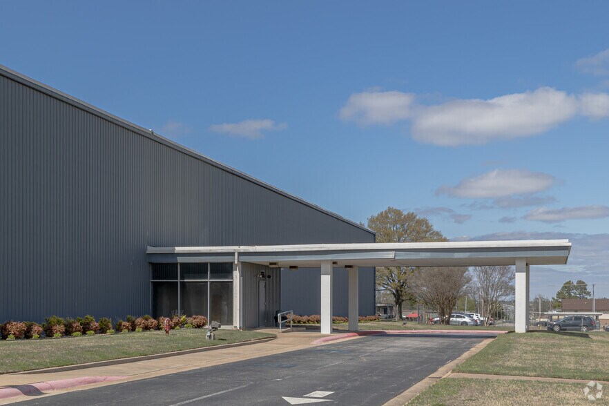 More Photos Of 6400 Jenny Lind Rd, Fort Smith Manufacturing For Lease