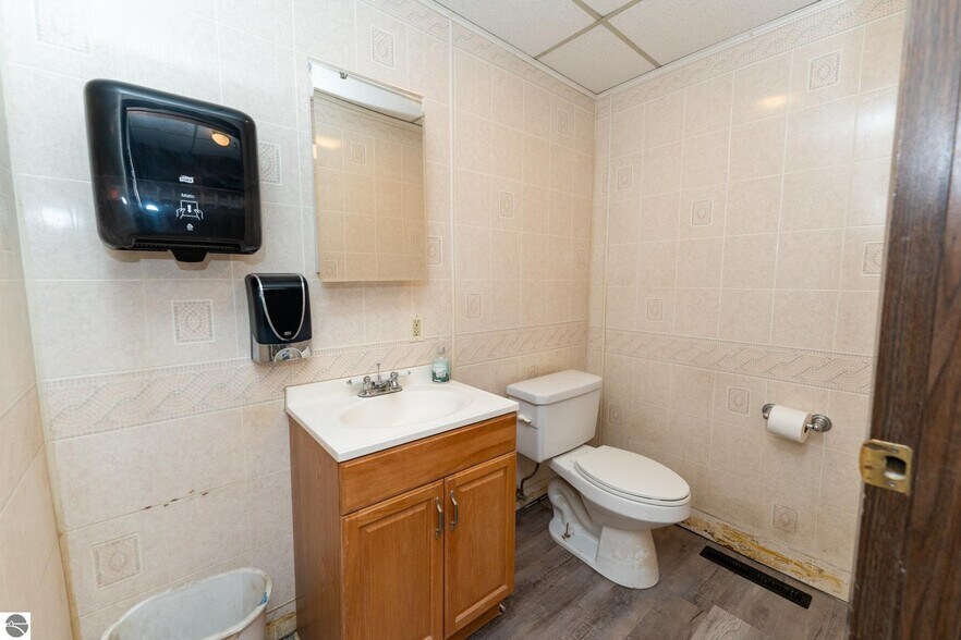 More Photos Of 910 Industrial Dr, Mount Pleasant Warehouse For Sale