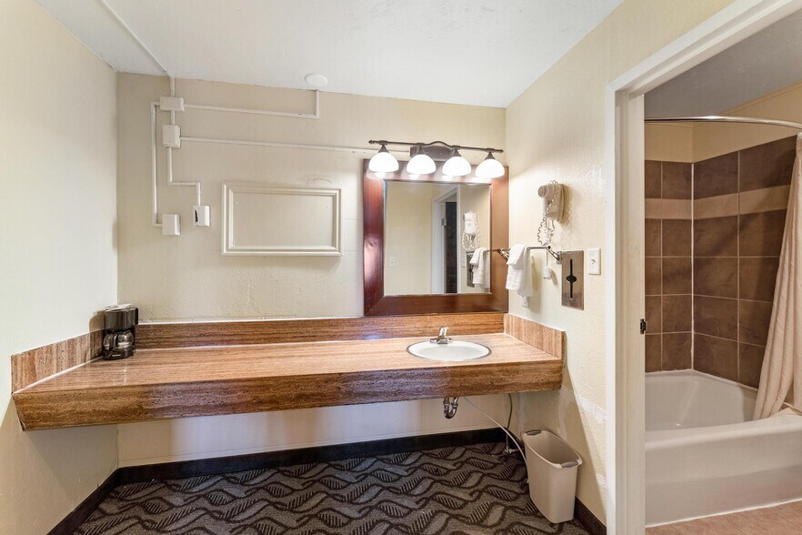 More Photos Of 260 W Main St, Vernal Hotel For Sale