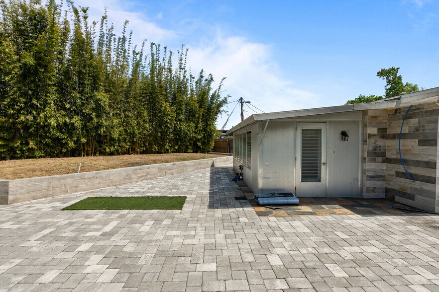 More Photos Of 5424 Edgewater Dr, Orlando Flex For Lease