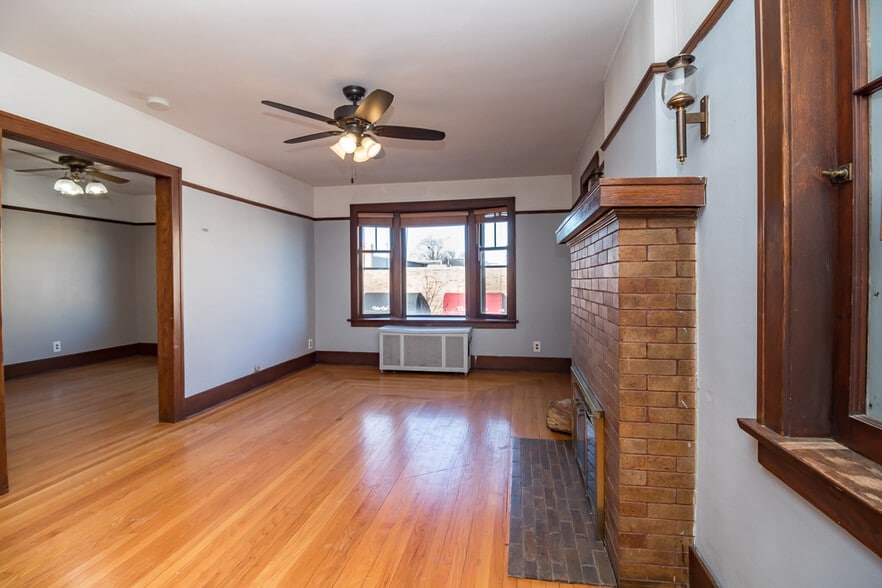 More Photos Of 71 N Williams St, Crystal Lake Storefront Retail Residential For Sale