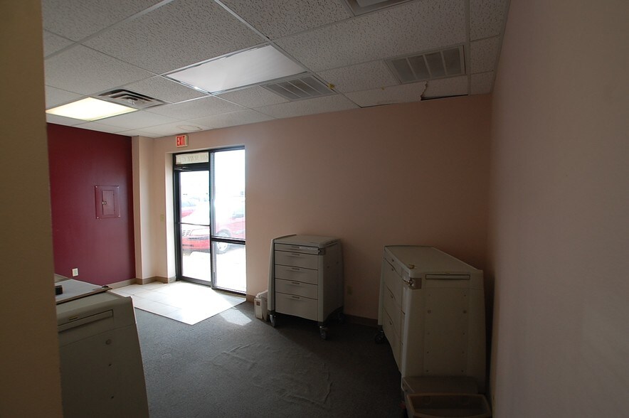 More Photos Of 6101 43rd St, Lubbock Storefront For Lease