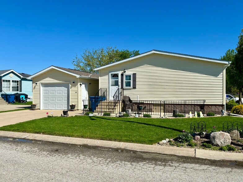 More Photos Of 104 Enterprise Dr, Chenoa Manufactured Housing Mobile Home Park For Sale