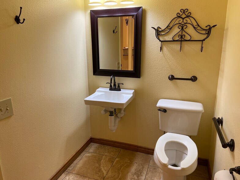 More Photos Of 515 N King St, Seguin Medical For Lease