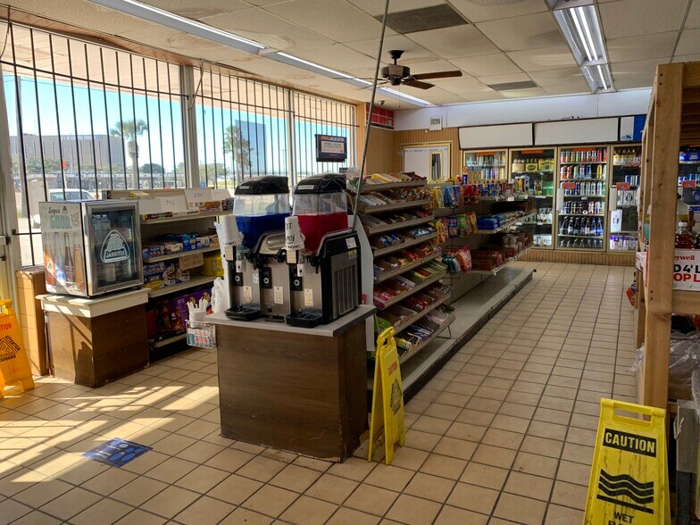 More Photos Of 2214 Leopard St, Corpus Christi Freestanding For Lease
