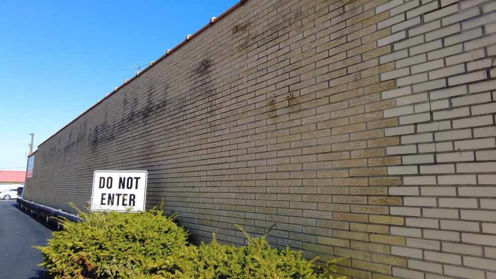More Photos Of 116 Constitution Plaza, Monticello Office For Sale
