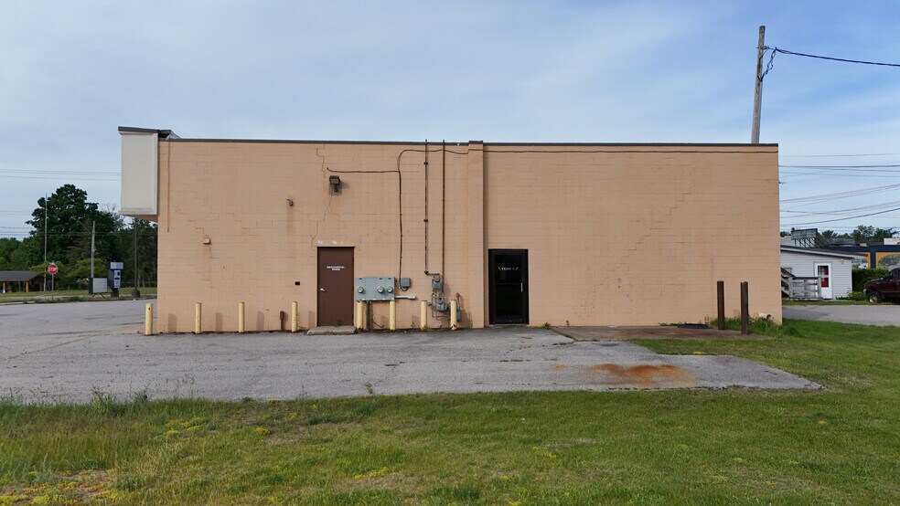 More Photos Of 201 Ionia St, Grayling Freestanding For Lease