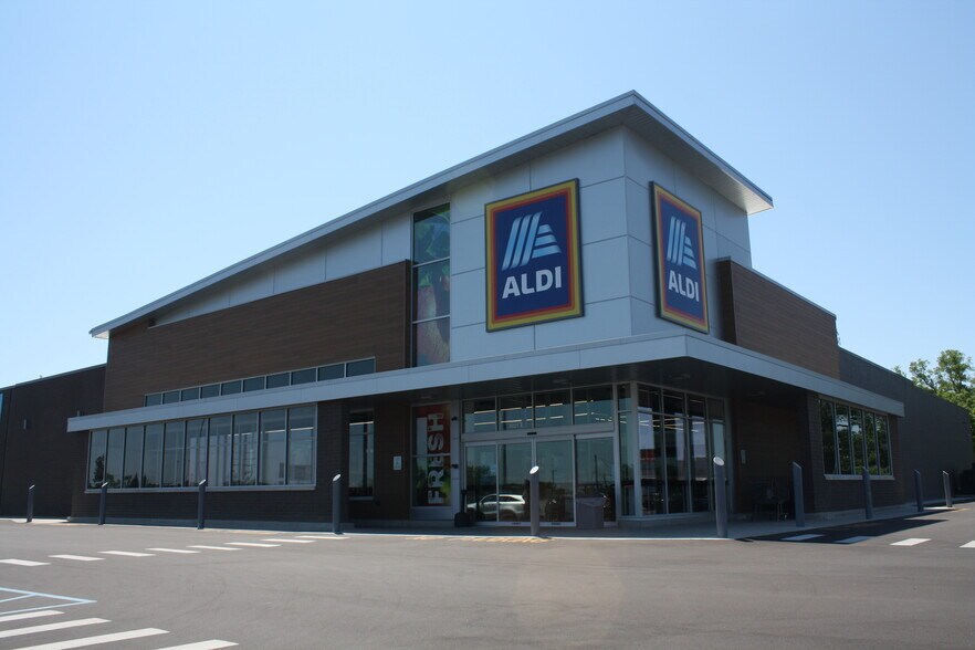 More Photos Of 3021-3039 E Michigan Ave, Jackson Freestanding For Sale